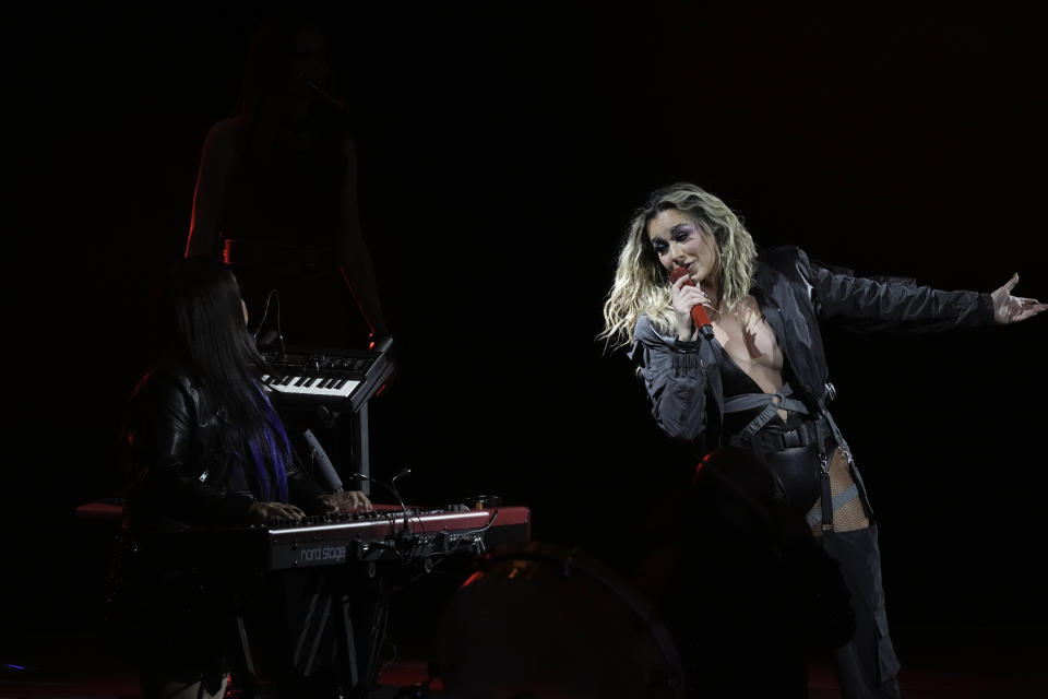 La cantante mexicana María José durante su concierto en el Auditorio Nacional de la Ciudad de México el miércoles 14 de junio de 2023. (Foto AP/Eduardo Verdugo)