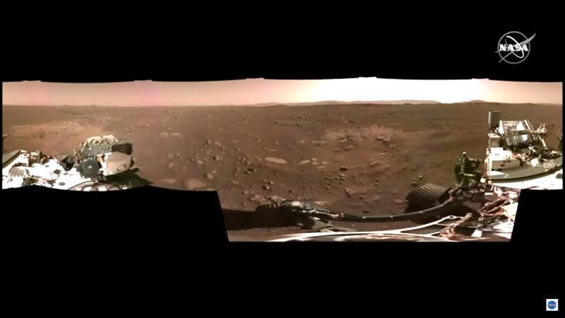 An initial low-resolution panorama captures Perseverance's landing site on the floor of Jezero Crater. / Credit: NASA/JPL-Caltech