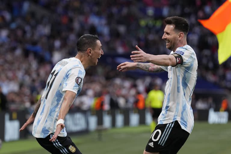 Abrazo entre dos amigos: Ángel Di María y Messi, en la celebración del segundo gol argentino, que anotó Fideo.