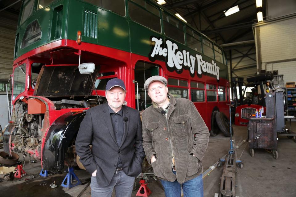 Joey (links) und Jimmy vor dem (noch) schrottreifen Tourbus (Bild: RTLZWEI )