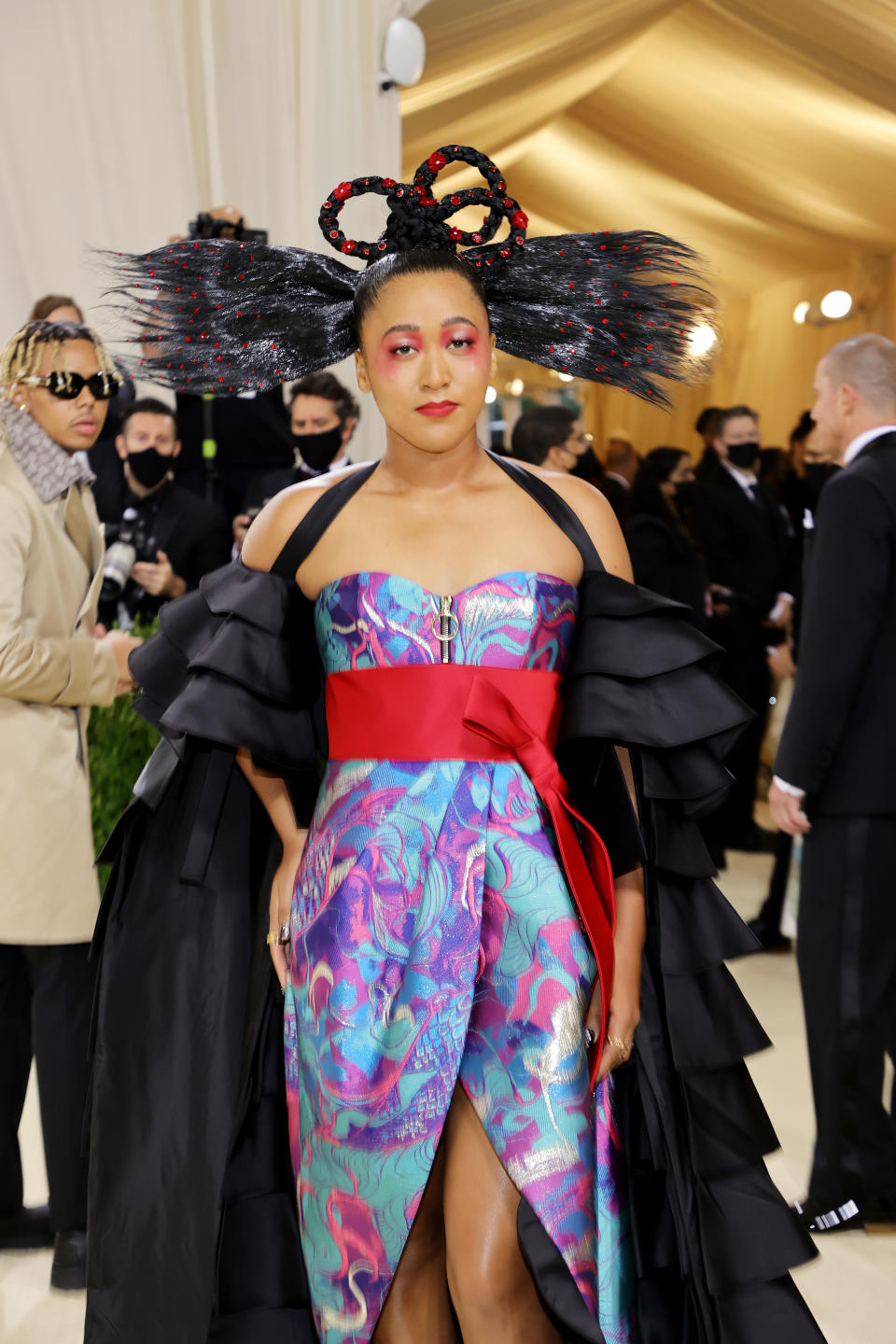 <p>La robe de la star du tennis Naomi Osaka, créée par Louis Vuitton, était un hommage à ses racines japonaises. (Photo by Mike Coppola/Getty Images)</p> 