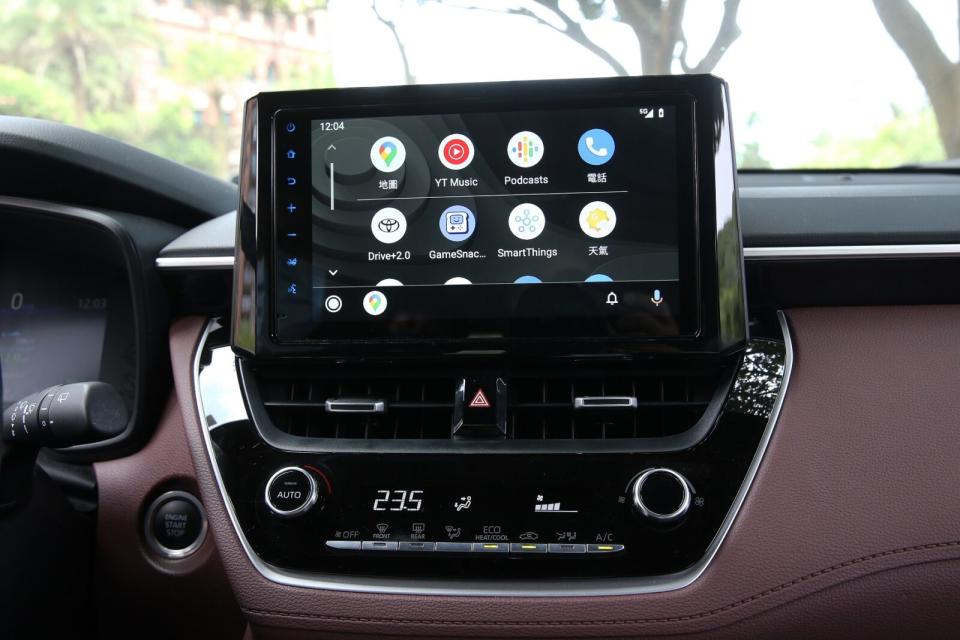 試駕車型搭載的8吋WiFi螢幕主機，其4G連網與Apple CarPlay & Android Auto功能是經升級選配而來。