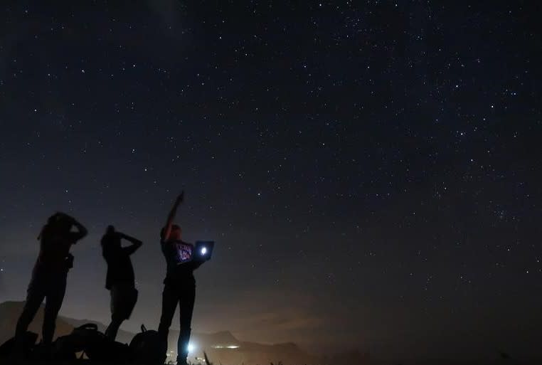 台東夏天重頭戲之一最美星空系列「星空導覽活動」，將於5至9月於池上大坡池、台東市加路蘭等8處觀星點舉行。   圖：台東縣政府交通及觀光發展處／提供