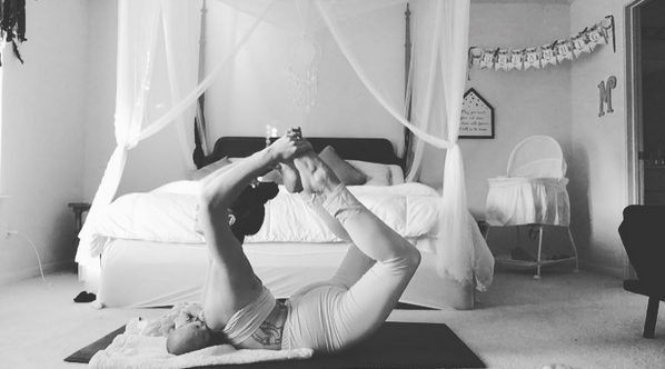 Mom does yoga while breastfeeding -- and the pictures are incredible