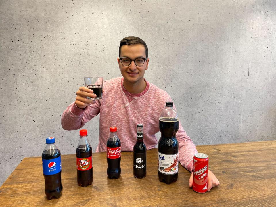 Business Insider-Reporter Leo Ginsburg mit einem Glas Cola - Copyright: Christian Mayer