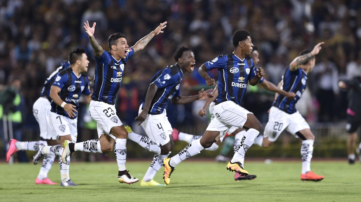 Los jugadores del ecuatoriano Independiente del Valle festejan tras clasificar a las semifinales de la Copa Libertadores, al vencer 5-3 en penales a Pumas de México, el 24 de mayo de 2016, en el estadio Olímpico de la capital mexicana (AFP | OMAR TORRES)