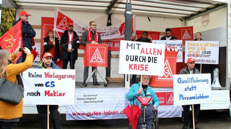 Mit Transparenten stehen Mitarbeiter des Autozulieferers Bosch Anfang November bei einer Protestaktion vor einem Werk. Sie wollen damit gegen einen geplanten Stellenabbau protestieren. Foto: dpa