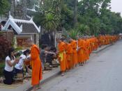 Eine Prozession der Bettelmönche bekommen Reisende in Luang Prabang zu sehen. Die alte Königsstadt liegt in Laos. Foto: Detlef Berg