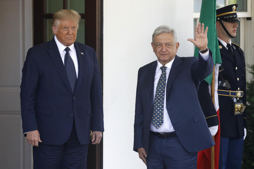 El presidente mexicano Andrés Manuel López Obrador, derecha, saluda el miércoles 8 de julio del 2020 junto al presidente estadounidense Donald Trump a la entrada de la Casa Blanca, en Washington. (AP Foto/Patrick Semansky)