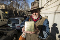 <p>„Stolpersteine“ ist ein Projekt des Künstlers Gunter Demnig. Der Deutsche lässt erstmalig im italienischen Turin einen Steinquader vor dem Haus eines vom Nazi-Regime verfolgten Italieners ein. Demnig startete mit seinen „Stolpersteinen“ 1996 in Berlin. (Bild: ddp Images/Zuma) </p>