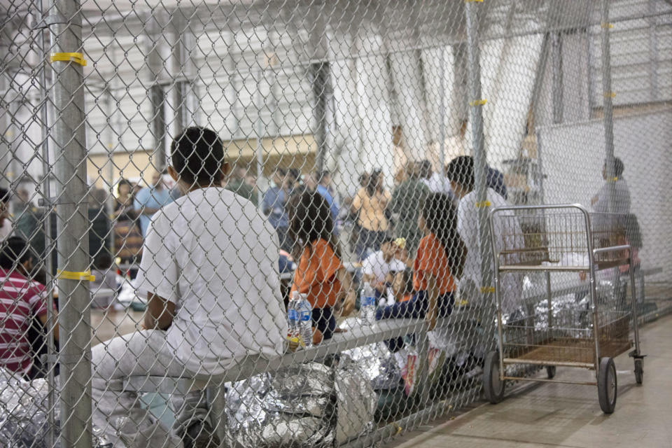 Entre rejas metálicas son retenidos los indocumentados, entre ellos menores, en el centro de detención y procesamiento 'Ursula' en McAllen, Texas. (Department of Homeland Security)