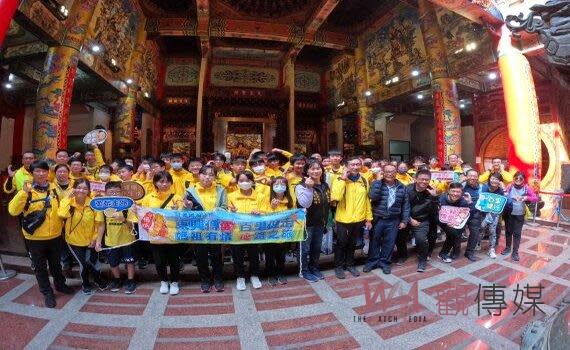 （觀傳媒桃竹苗新聞)【記者潘明賜/桃園報導】繼去年辦理跟著媽祖傳愛健走，拜謁10餘間媽祖廟造成轟動後，桃園市東興國中今年再舉辦百里健走2.0 跟著媽祖傳愛續行活動。為期5天4夜的行程，今（29)日邁入第3天，50餘位師生頂著寒冬低溫，再度延續素養導向學習，融入社會參與行動。參拜雲林虎尾持法媽祖宮與虎尾天后宮（如圖)，也到郡役所-雲林故事館、虎尾糖廠參觀，同時在虎尾進行城市探索體驗，徜徉在現代與歷史交織的風光中。