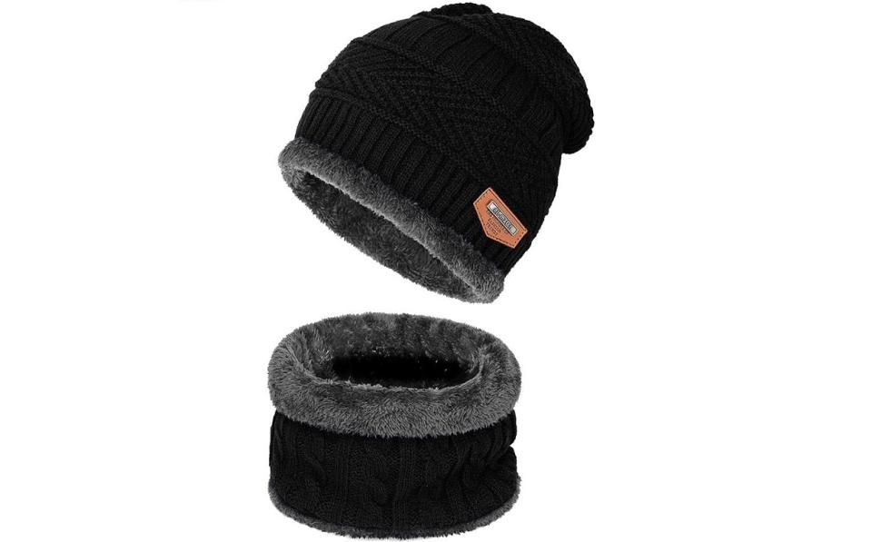 Conjunto de gorro y bufanda para invierno SHADOW DOMAIN. / Imagen: Amazon México