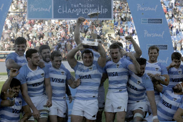 Último partido de los Pumas en Mendoza: victoria por 32-19 sobre Sudáfrica, el 25 de agosto de 2018; Creevy, con el trofeo