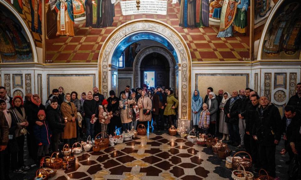 Fieles durante las celebraciones ortodoxas de Pascua en la Catedral de la Dormición en un monasterio medieval en una cueva en Kiev el domingo pasado