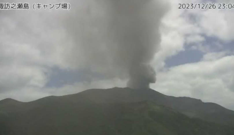 事實上，御岳火山在去年耶誕節後就已開始冒煙，噴發似乎早有跡象。（圖／翻攝自X）