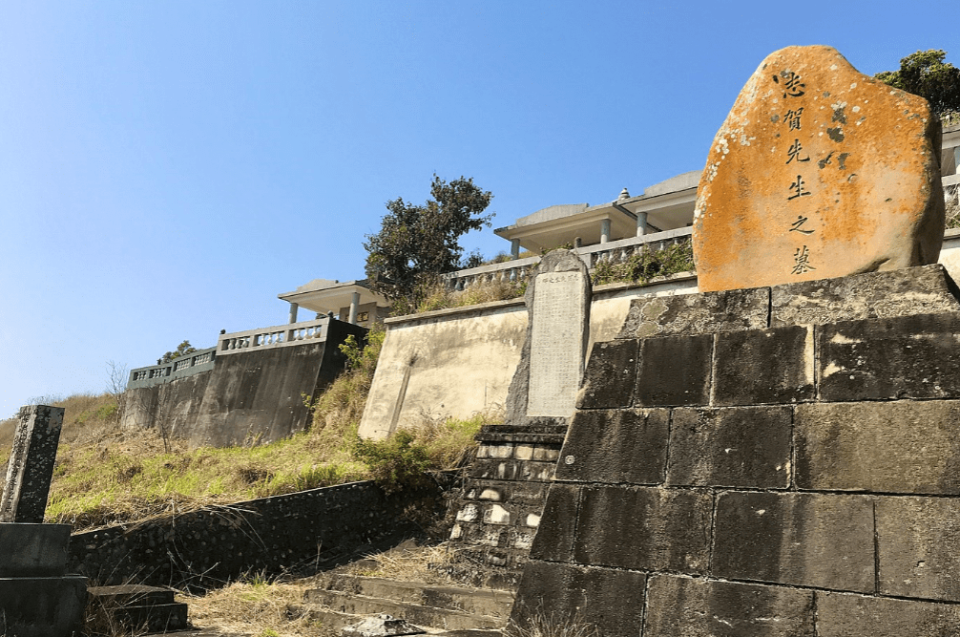 「志賀先生之墓」居高臨下盡覽大甲區市景，正好可以讓他看顧著他深愛的學校和土地。圖／維基百科