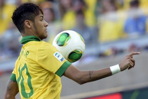 El astro brasileño Neymar domina el balón durante el partido semifinal de la Copa de las Confederaciones, frente a Uruguay, el 26 de junio de 2013 en Belo Horizonte. (AFP | daniel garcia)