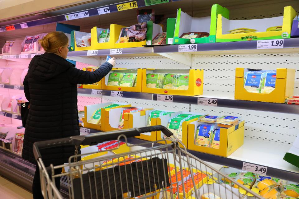 Der Griff zu den Milchprodukten könnte bald teurer werden (Symbolbild). - Copyright: picture alliance / pressefoto_korb | Micha Korb