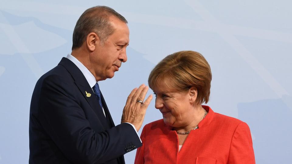 Bundeskanzlerin Merkel begrüßt den türkischen Präsidenten Erdogan beim G20-Gipfel. Foto: Michael Kappeler/Archiv