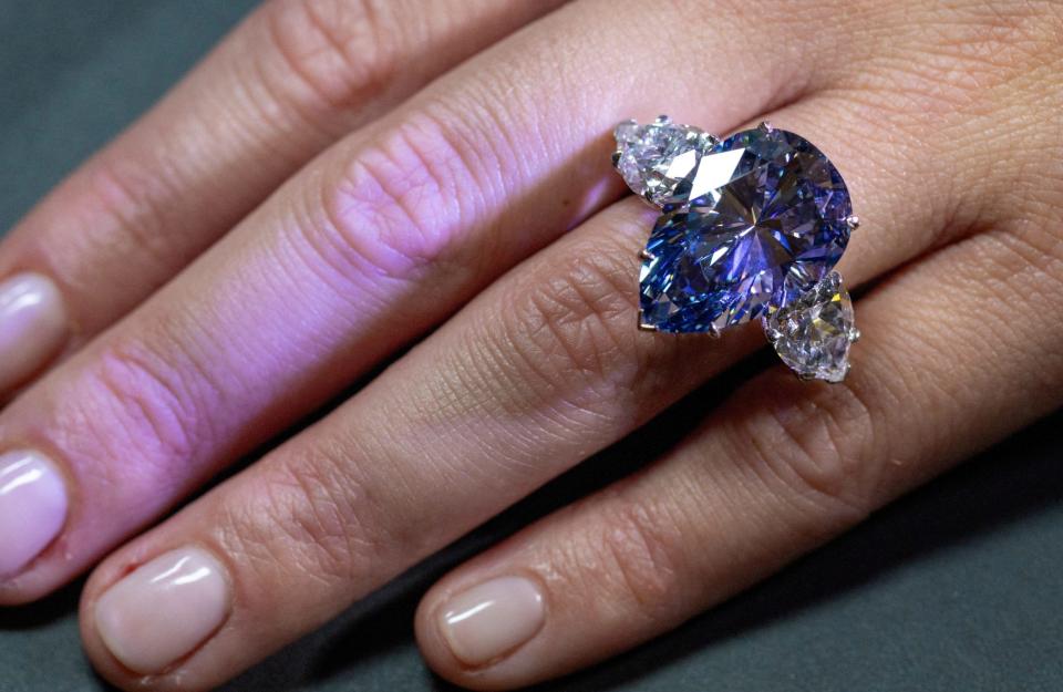 Der blaue Diamant wird von zwei kleineren Diamanten begleitet. - Copyright: Denis Balibouse/Reuters