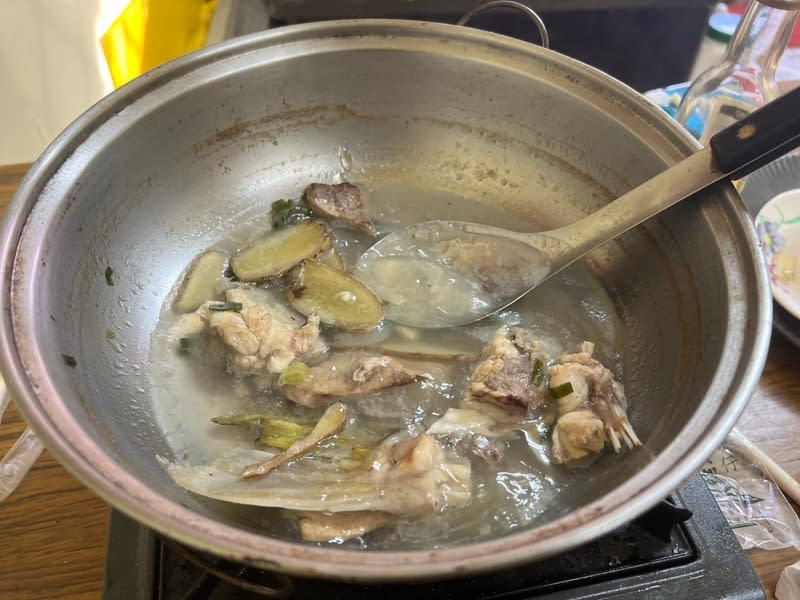 A man surnamed Hong who opened a snack bar in Ren'ai Township, Nantou County cooked puffer fish and invited his neighbors and friends for a dinner on the evening of the 25th. The friend felt unwell after eating it. When he went to inquire about Hong's residence, he found that he had fallen to the ground without breathing or heartbeat. The rest of the participants The diner has been sent to hospital for treatment. The picture shows the leftover puffer fish meat left over from Hong Nan and others’ dinner.  (Photo/Provided by police)