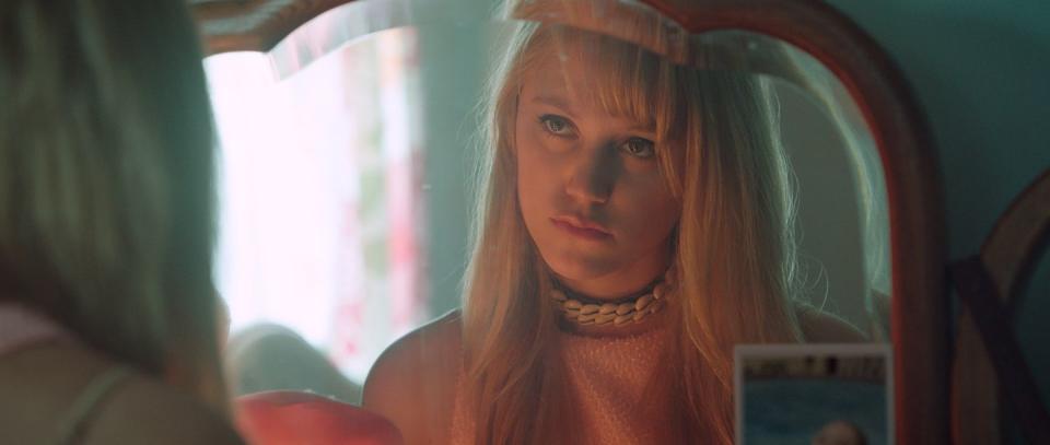 maika monroe, it follows