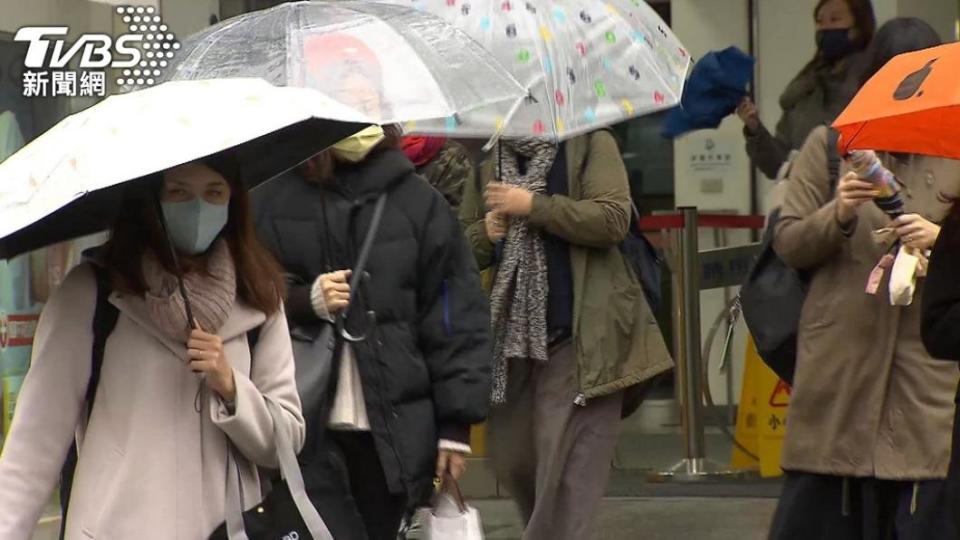 每逢下雨，捷運站出口就容易被擠得水洩不通。（示意圖／TVBS資料照）