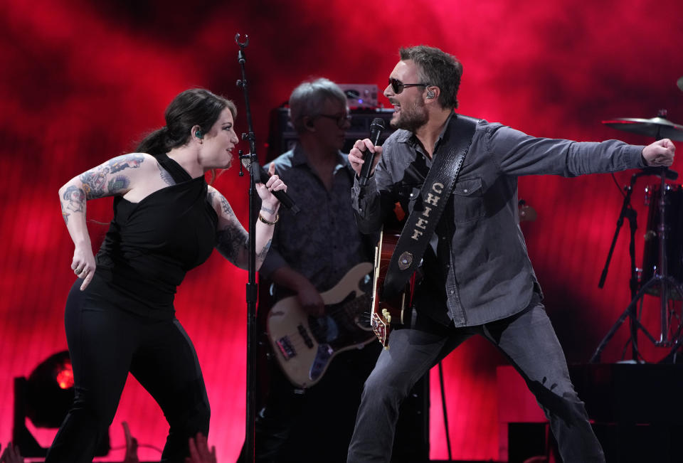 Ashley Mcbryde, a la izquierda, y Eric Church interpretan "Heart on Fire" durante la ceremonia de los Premios ACM, el lunes 7 de marzo de 2022 en el Allegiant Stadium en Las Vegas. (Foto AP/John Locher)