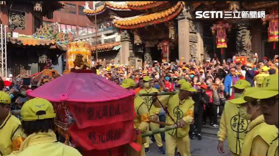 粉紅超跑停駕大甲鎮瀾宮（圖／三立新聞網）