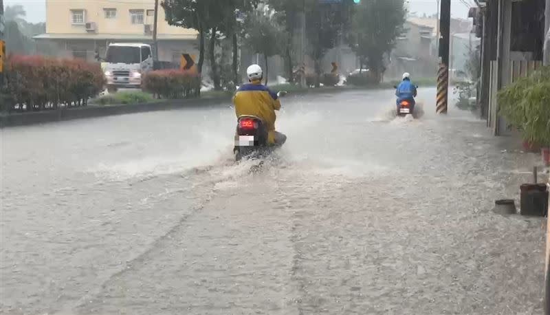 南投名間鄉下起暴雨，台3線路段淹水20公分。(圖／翻攝畫面)