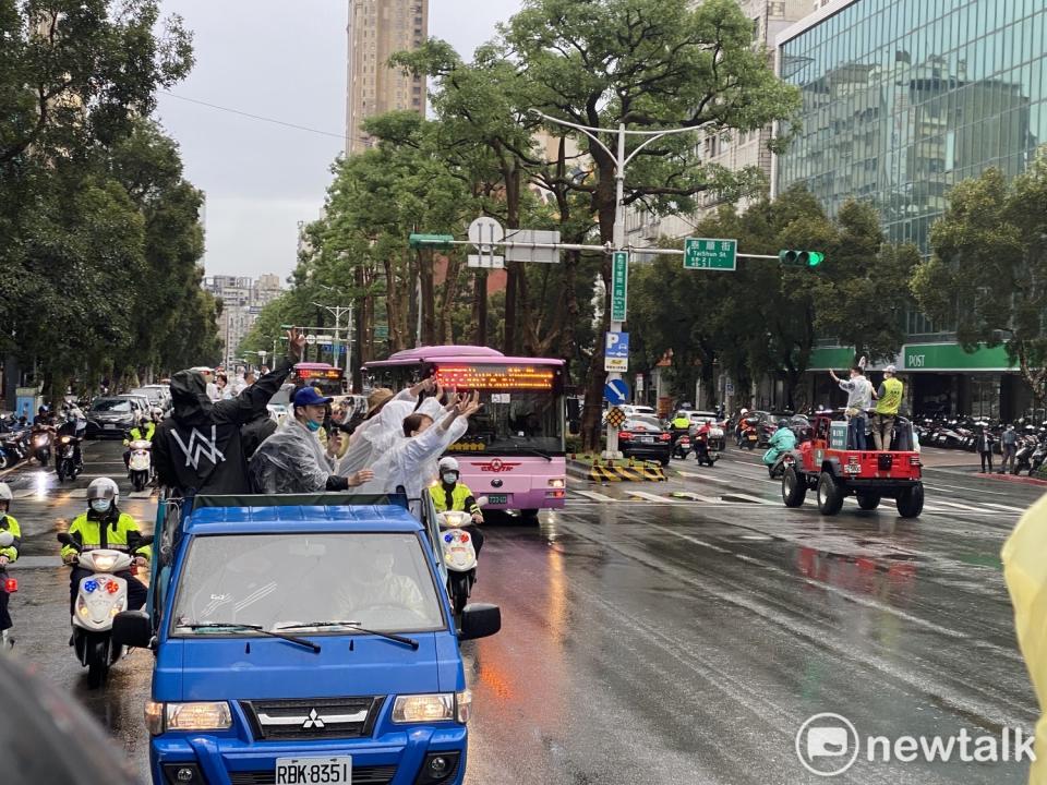 無黨籍台北市長候選人黃珊珊車隊與民進黨候選人陳時中車隊狹路相逢。   圖：周煊惠 / 攝