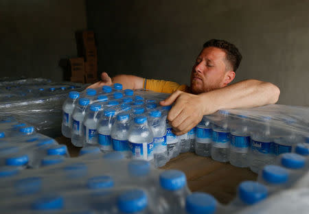 A vendor sells water at a wholesale market in eastern Mosul, Iraq April 30, 2017. Picture taken April 30, 2017. REUTERS/Danish Siddiqui