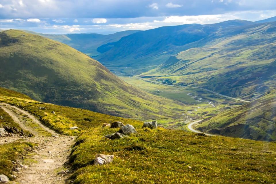 Der größte Nationalpark Großbritanniens ist Cairngorms in den schottischen Highlands. Das natürliche Areal fasziniert mit vielfältigen Geländeformen: wilde Berglandschaft der Grampian Mountains, dichte Wälder und tiefblaue Bergseen. Neben ausgedehnten Bergtouren kann die Region auch mit der Standseilbahn Cairngorm Mountain Railway erkundet werden. (Bild: iStock/iweta0077)
