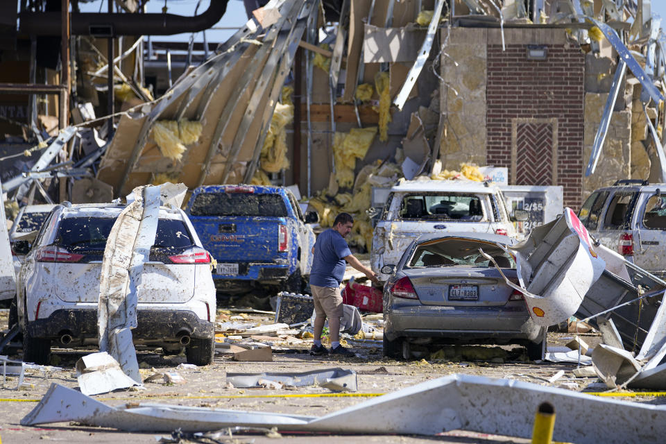 Un hombre mira a un auto dañado después de que un tornado pasara el día anterior el domingo 26 de mayo de 2024 en Valley View, Texas. Poderosas tormentas dejaron un rastro de destrucción el domingo en Texas, Oklahoma y Arkansas tras destrozar casas y una estación de servicio para camiones donde se habían refugiado conductores. (AP Foto/Julio Cortez)