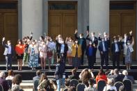 El presidente electo de Chile, Gabriel Boric, saluda junto a los miembros de su nuevo gabinete tras su presentación, en Santiago de Chile