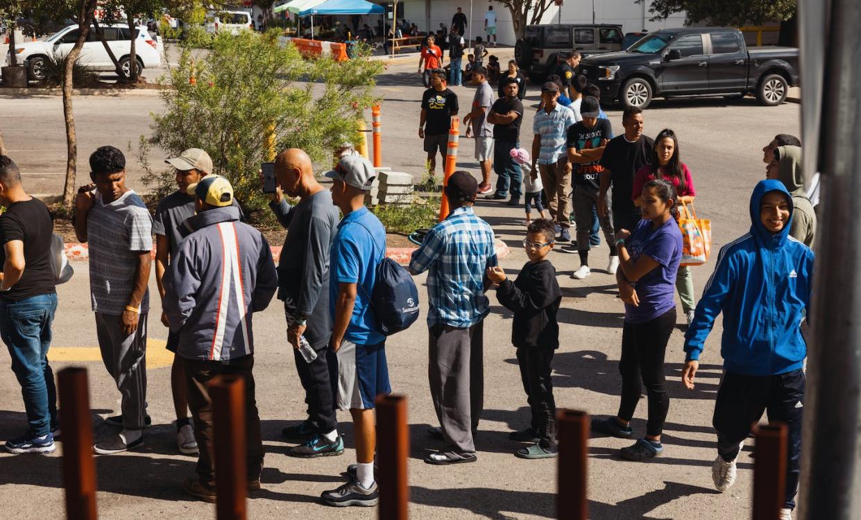 Groups of migrants wait for food donations in San Antonio on Sept. 19, 2022. <a href="https://www.gettyimages.com/detail/news-photo/groups-of-migrants-wait-outside-the-migrant-resource-center-news-photo/1243364846?phrase=desantis%20martha%27s%20vineyard&adppopup=true" rel="nofollow noopener" target="_blank" data-ylk="slk:Jordan Vonderhaar/Getty Images;elm:context_link;itc:0;sec:content-canvas" class="link ">Jordan Vonderhaar/Getty Images</a>