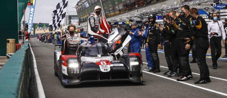 La Toyota TS050 dans la voie des stands avec ses trois pilotes Sébastien Buemi, Kazuki Nakajima et Brendon Hartley