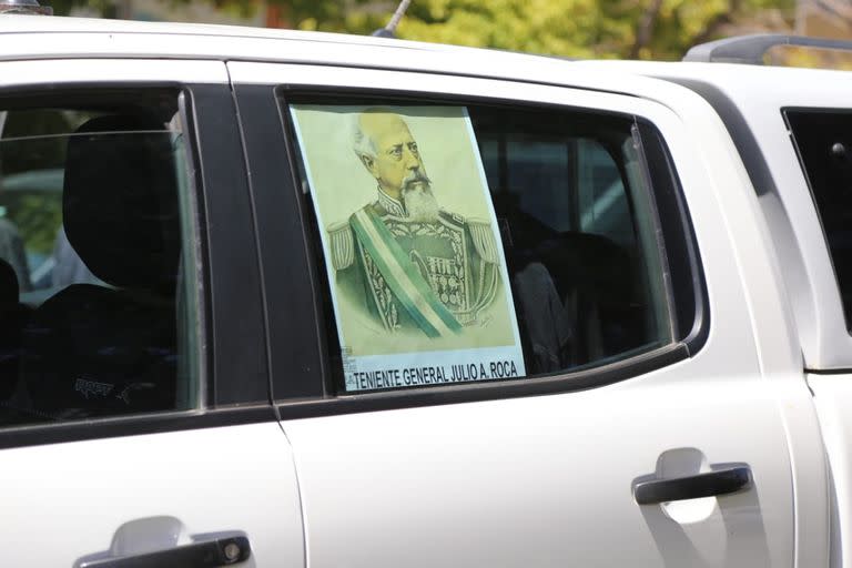 Una imagen de Julio Argentino Roca en un auto de la caravana 