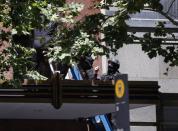 Police use a ladder to evacuate people from a building near Lindt cafe, where hostages are being held, in Martin Place in central Sydney December 15, 2014. REUTERS/David Gray