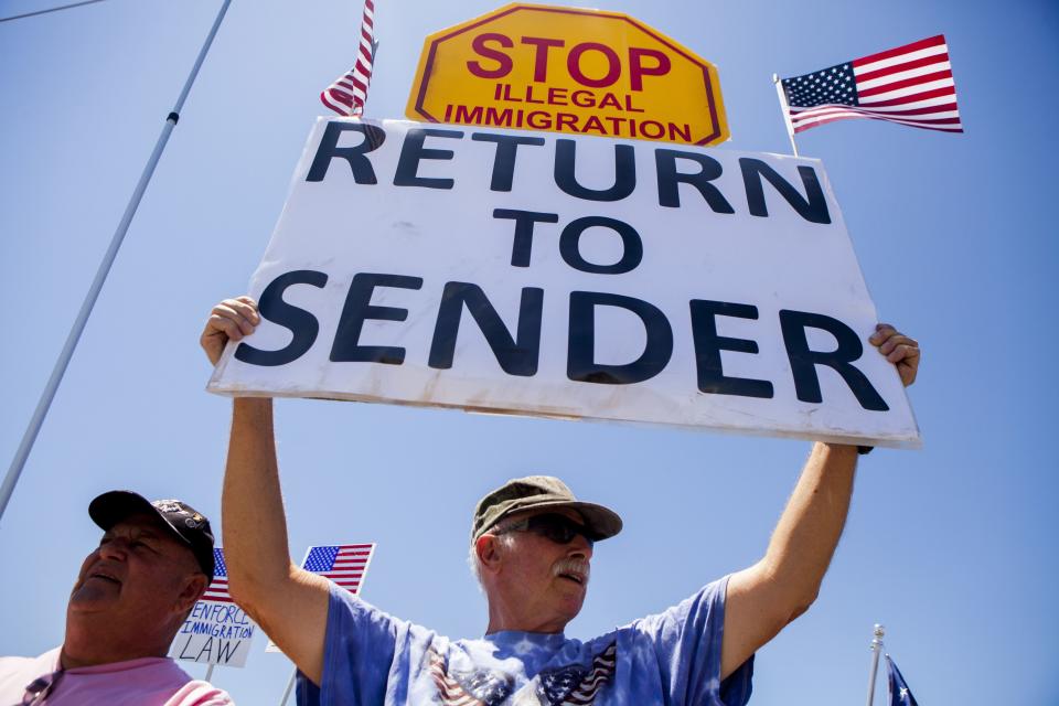 Demonstrators picket against the possible arrivals of undocumented migrants who may be processed at the Murrieta Border Patrol Station in Murrieta, California July 1, 2014. (REUTERS/Sam Hodgson)