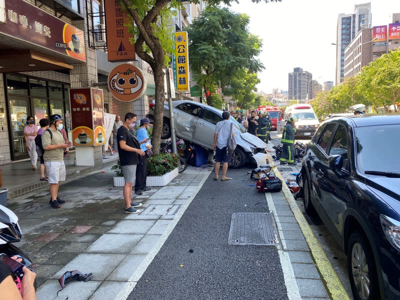 台北市羅斯福路6段附近13日上午發生一起嚴重車禍，一輛汽車疑不明原因直接撞向停在路旁的機車，造成約20多歲機車騎士傷重，送醫時心肺功能停止。（翻攝畫面）