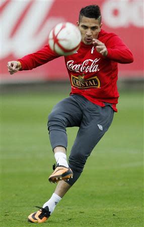 Peru's national soccer player Paolo Guerrero kicks a ball during a training session in Lima September 3, 2013. Peru will play against Uruguay in Lima on September 6 in a World Cup qualifying soccer match. REUTERS/Enrique Castro-Mendivil