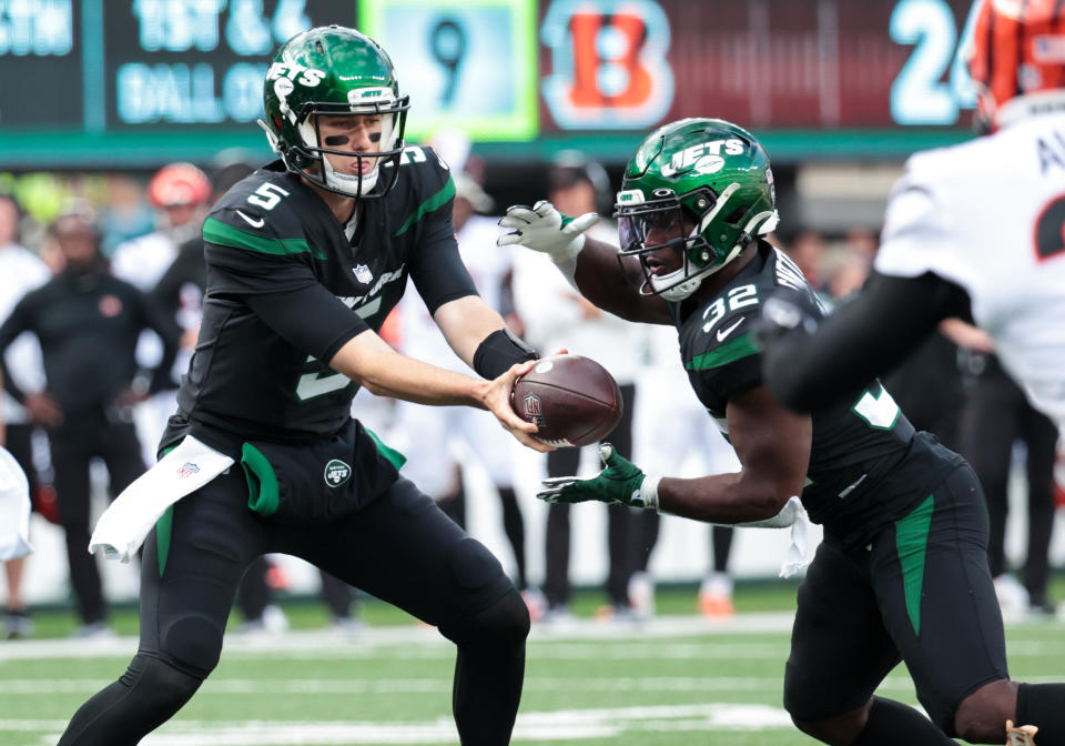 New York Jets Quarterback Mike White (5) hands the ball off to New York Jets Running Back Michael Carter (32) 