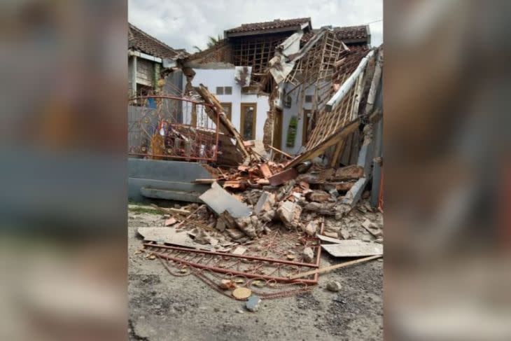 Sebuah rumah mengalami kerusakan akibat gempa di Kabupaten Cianjur, Jawa Barat, Senin (21/11/2022). (FOTO ANTARA/Dokumentasi Pribadi)