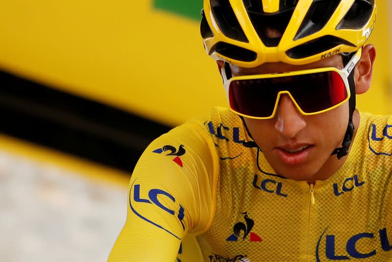 Foto de archivo. El ciclista del equipo INEOS, el colombiano Egan Bernal, con el maillot amarillo de líder del Tour de Francia antes de la salida de la etapa 21 entre Rambouillet y los Campos Elíseos en París