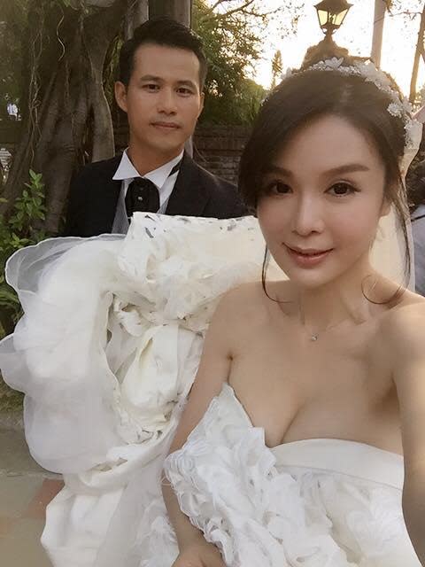 音樂人陳國華跟老婆Ivy結婚多年，雖曾被抓包載嫩妹、上酒店，Ivy始終不離不棄，28日卻突在臉書宣布「再婚」。她身穿白紗展現豪乳，粉絲力推好美好胸，她羞回：「祕密武器啦！」