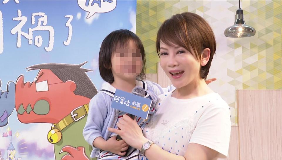 資深主播陳雅琳（右）帶著侄子的3歲女兒，力挺支持親子界偶像阿甯咕。（夢田影像提供）