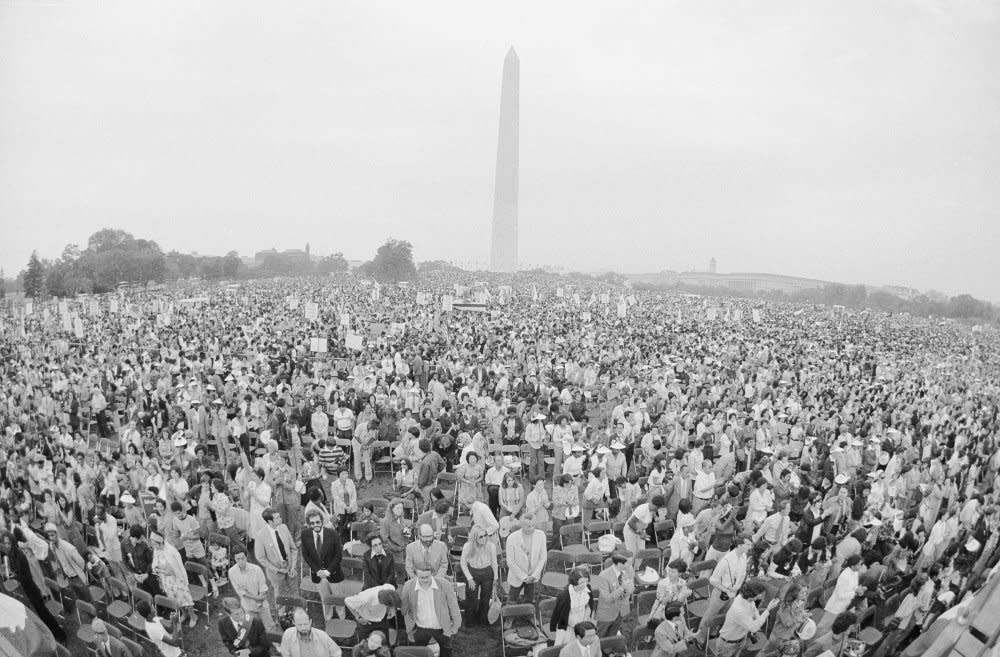 Crowds gather on the grounds of the Washington Monument for a "God Bless America Festival" sponsored by Rev. Moon and the Unification Church on Sept. 18, 1976. <span class="copyright">Bettmann Archive/Getty Images</span>