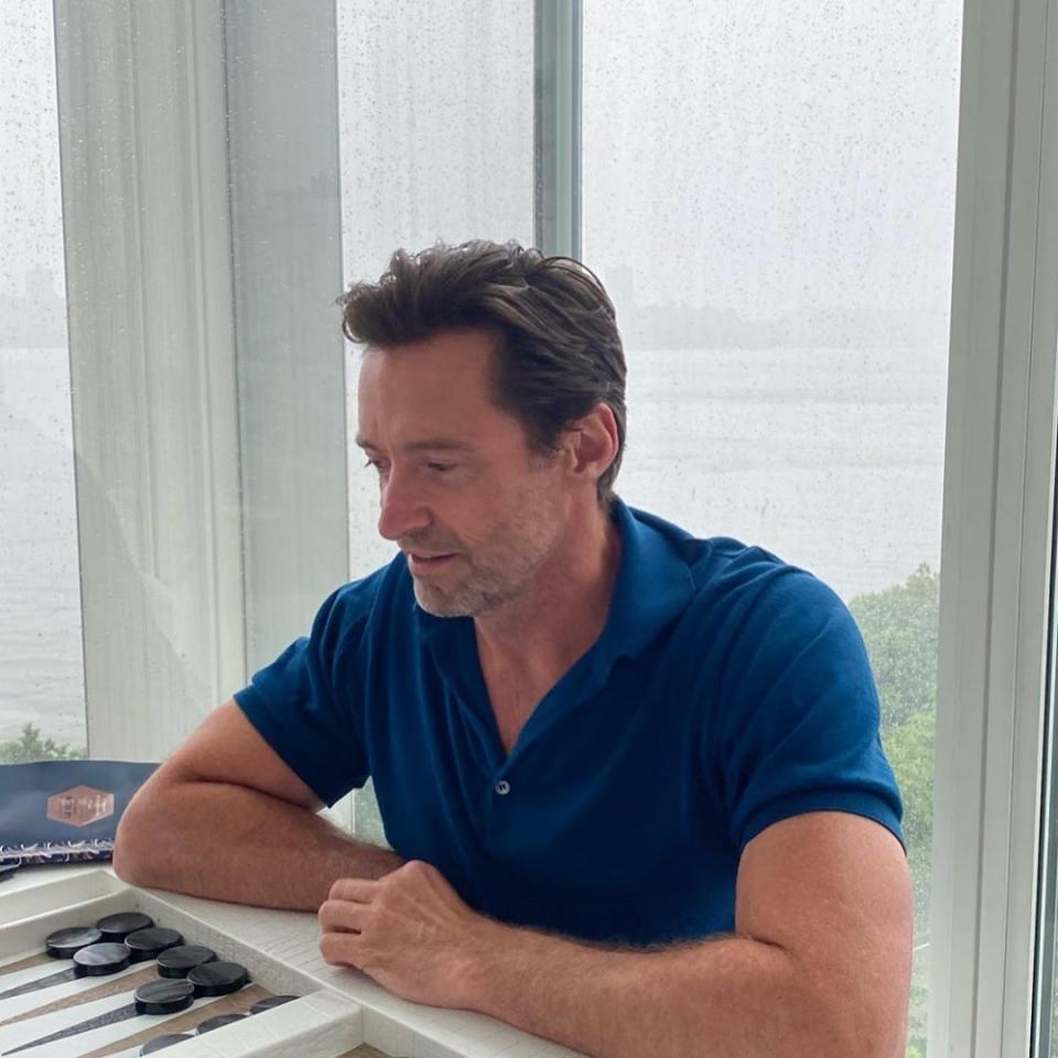 On a beau être un super-héros à l’écran, dans la vie, on est comme tout le monde. Comme nous le prouve Hugh Jackman ! En effet, lorsqu’il pleut pendant les vacances, l’acteur australien fait comme nous : il passe le temps en jouant au backgammon. © Instagram @thehughjackman